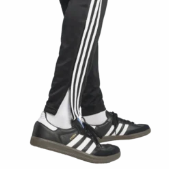 ADIDAStiro es pnt